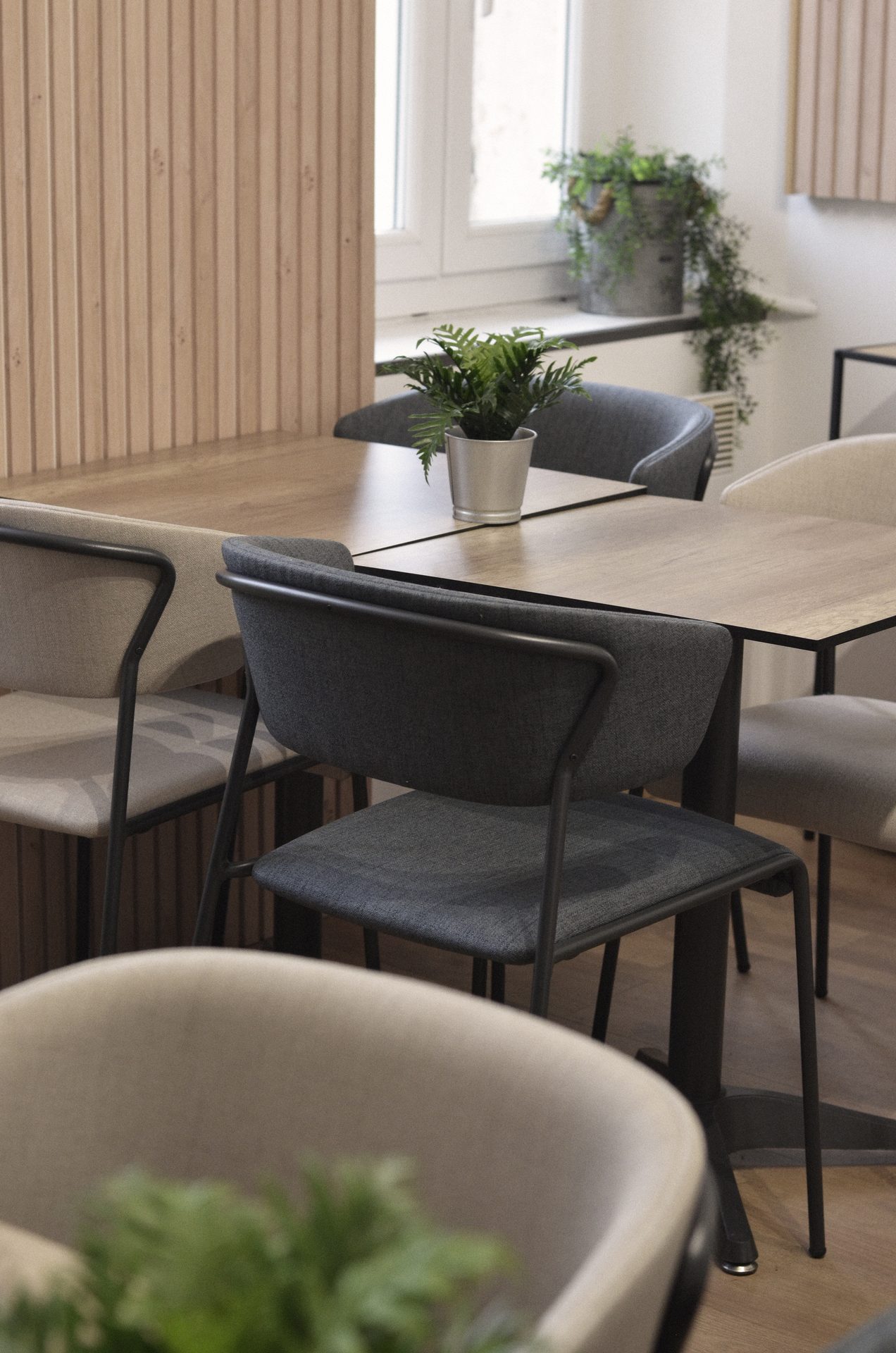 Ambiance salle Iki Guys, tables en bois et fauteuils